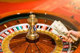 Studio live dealer multi-kamera dultogel dengan dealer profesional